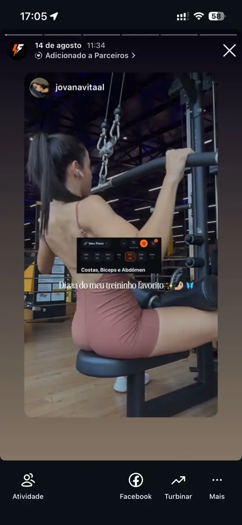 Story da Jovana treinando costas com o plano do IronFit na tela