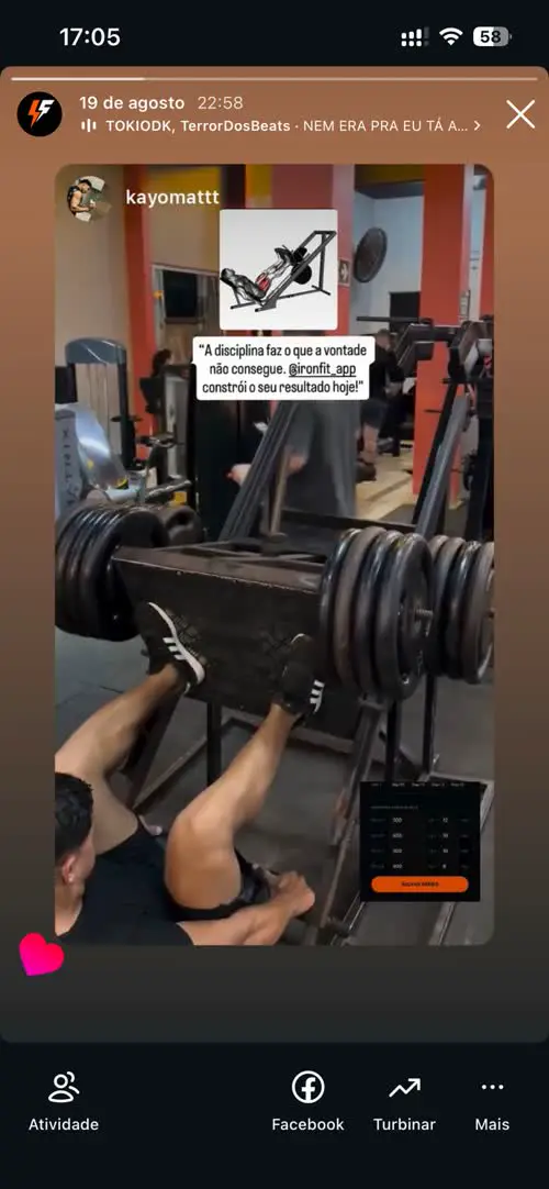 Story do Kayo treinando no leg press e marcando o IronFit